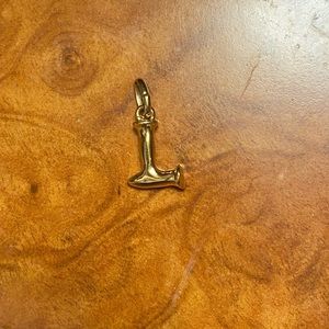 Uno de 50 “L” Charm